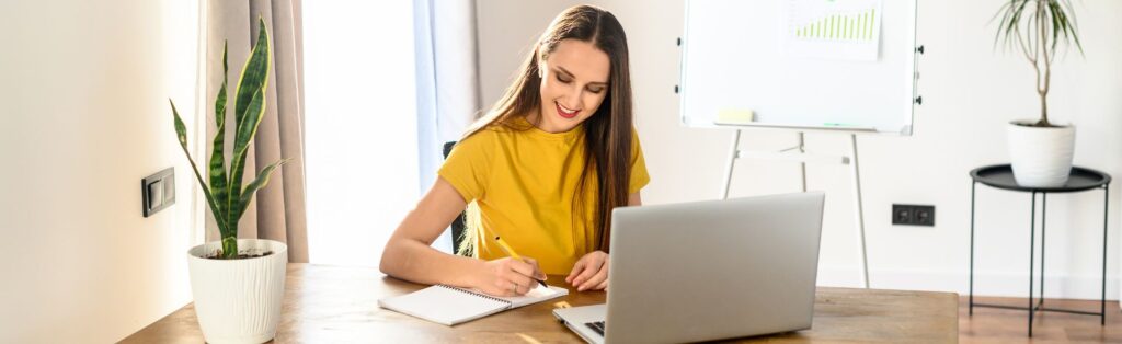 Modern home office with young woman at work, bright decor and strategic planning tools. Image accompanying the article Bildungsgutschein Hessen