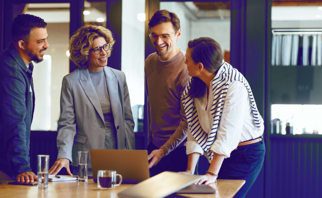 Teamarbeit und digitale Strategiebesprechung im modernen Büro.