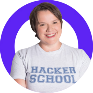 Lächelnde Frau in Hacker School T-Shirt, freundliches Profilbild.