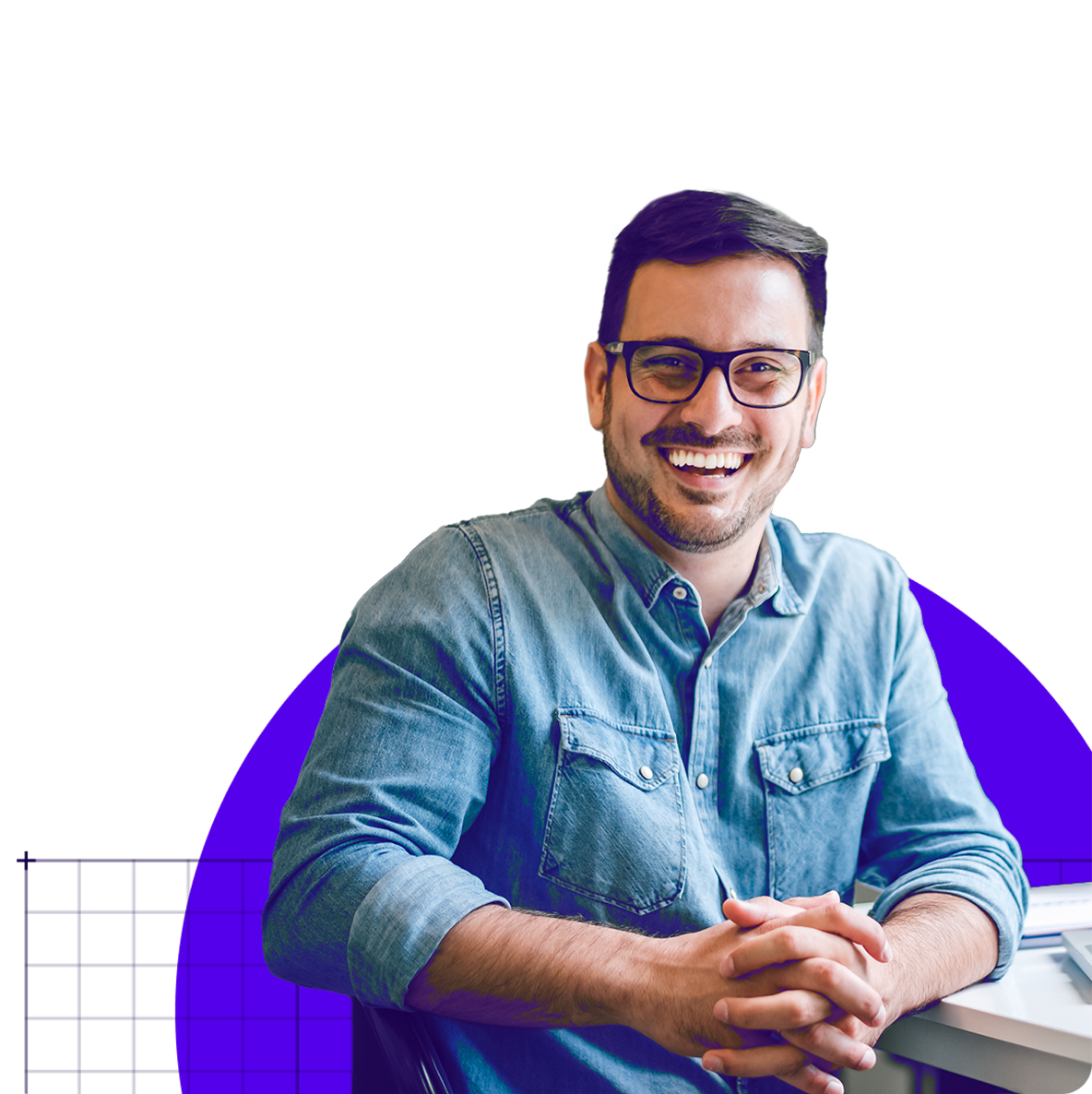 Junger Mann mit Brille im modernen Büro, digitaler Stil, Kickbase, kreatives Arbeiten, Innovation.