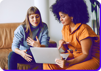 Zwei Frauen beim Karriere-Coaching mit Laptop, Einzelberatung, moderne Umgebung, professionelle Zusammenarbeit.