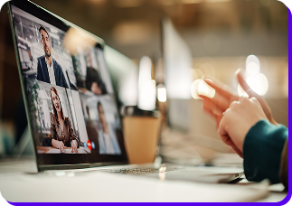 Virtuelles Meeting im modernen Büro, Laptop mit Videokonferenz, Teamarbeit und digitale Kommunikation.